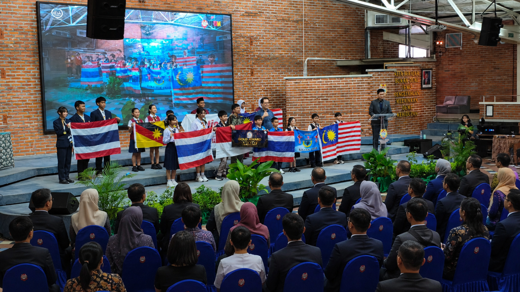 Awarding ceremony ICIA 2026 di Widya Manggala Hall UKWMS