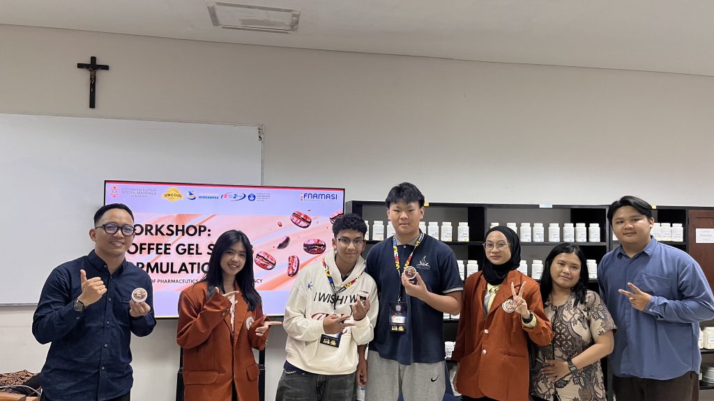 Peserta ICIA 2026 mengikuti workshop formulasi coffee gel di laboratorium farmasetika Fakultas Farmasi UKWMS Surabaya