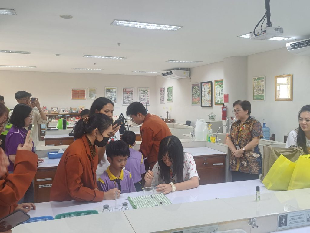 Peserta ICIA 2026 mengunjungi laboratorium semi solid untuk mempelajari formulasi krim, gel, dan salep farmasi.