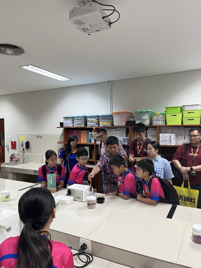 Peserta ICIA 2026 melakukan praktik pembuatan sediaan padat di laboratorium solid Fakultas Farmasi UKWMS Surabaya